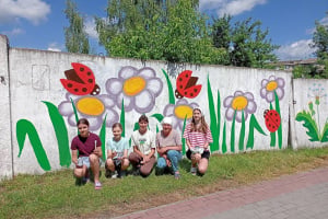 «Розмалюй світ кольорово»: вихованці школи мистецтв перетворюють сірі паркани на стріт-арт
