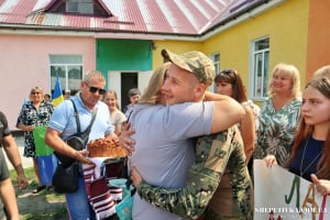 Майже три роки російської неволі: на Шепетівщині зустріли звільненого з полону воїна Юрія Сопіжка