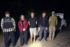 Чоловік у салоні, брат у багажнику: як жінка намагалась вивезти рідних до Молдови (відео)