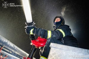 Атака на Хмельниччину: є влучання в залізницю, знищено логістичний центр «Епіцентру», шестеро поранених
