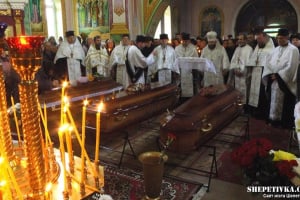 У Красилові попрощалися із загиблими унаслідок російського обстрілу (відео)