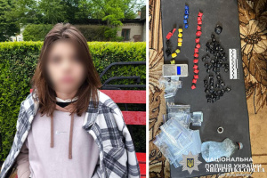 У дівчини знайшли згортки із наркотиками та телефоні з розташуванням «закладок» у Шепетівці
