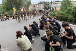 Майже два роки вважався зниклим безвісти: у Славуті попрощалися із 39-річним стрільцем-снайпером Віталієм Шкляруком