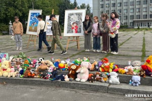 Зворушлива акція пам’яті у Шепетівці: містяни вшанували дітей, чиї життя обірвала війна