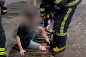 Надзвичайники врятували юнака, який провалився у зливну систему