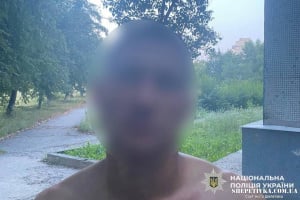 Вихопив мобільний телефон та втік: у Нетішині судили чоловіка за пограбування біля річки