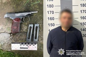 У Славуті поліцейські затримали озброєного чоловіка