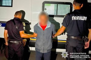 Напав на пенсіонерку в ліфті та намагався задушити: у Шепетівці затримали розбійника