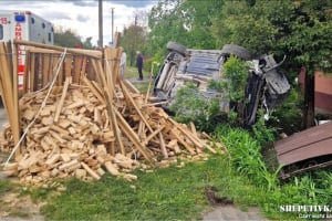 На Шепетівщині перевернулось авто та пошкодило домоволодіння