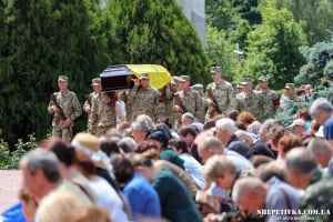 «Навіки в строю»: Нетішинська громада попрощалася із захисником Олегом Огневюком