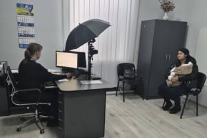 Після народження одразу в подорож: у Шепетівці немовляті оформляли закордонний паспорт