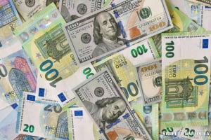 Стрімке зростання: чому дорожчають долар і євро