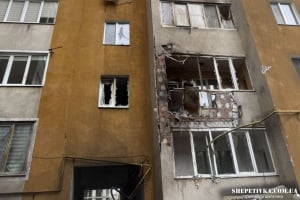 Нічна атака «шахедів»: у Хмельницькому пошкоджено багатоповерхівку та автомобілі