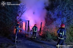 У Шепетівці рятувальники двічі ліквідовували займання господарчих споруд