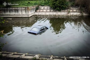 У Хмельницькому в «заплив» пішов легковий автомобіль