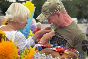 Ямпільська громада зустріла захисника, який перебував у ворожому полоні