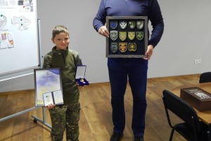 Один плакат, мільйони сердець: під час хвилини мовчання чоловік грубо відштовхнув 13-річного хлопчика
