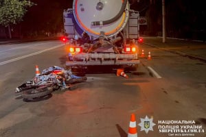 Внаслідок зіткнення з комунальним транспортом загинув водій електропітбайка: поліція встановлює особу загиблого