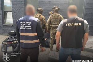 За 20 тисяч доларів продавав фіктивну інвалідність: на Хмельниччині затримали організатора схеми для ухилянтів