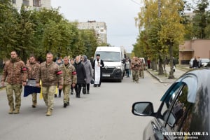 У Шепетівці провели у засвіти воїна Тараса Кравченка