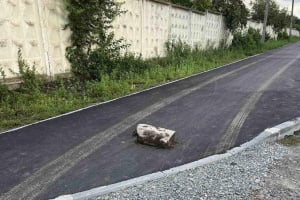 У Шепетівці деякі автомобілісти почали їздити по відремонтованих тротуарах