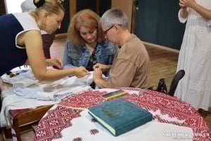 У шепетівській військовій кав’ярні почали вишивати «Рушник надії»