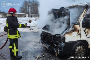 У Полонному рятувальники ліквідували пожежу автомобіля (відео)