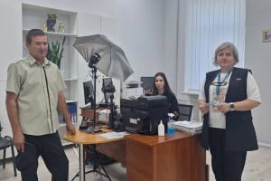 У Шепетівці 50-ти річний чоловік отримав перший у своєму житті паспорт громадянина України
