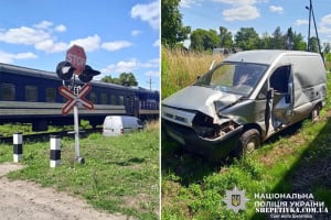 На Шепетівщині мікроавтобус зіткнувся з дизельним потягом