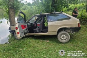 П’яна «розвага»: нетверезий водій возив дівчину на капоті та врізався в дерево