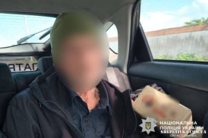 Чоловік поцупив з прилавку мобільний телефон працівника магазину: як його спіймали