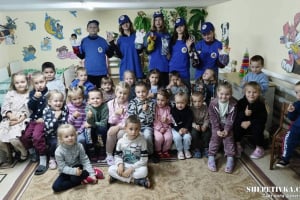 Казка в укритті: для вихованців плесенського дитсадка влаштували лялькову виставу під час тривоги