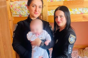 Нетвереза матір забула немовля у гостях, дитина ще й страждала від виснаження: що вирішив суд