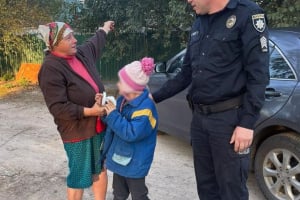 На Шепетівщині до поліції прийшла жінка з хлопчиком, якого знайшла на зупинці