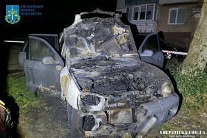 Жителів Вінничини судитимуть за підпал авто військового на Хмельниччині