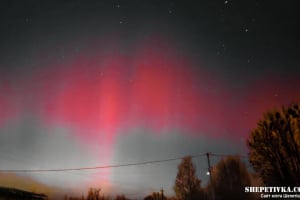 Магічне небо над Шепетівкою: мешканці громади спостерігали рідкісне полярне сяйво