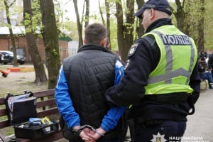 У Хмельницькому затримали чоловіка, який стріляв у дворі житлового будинку