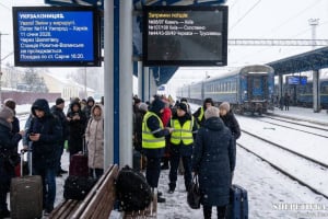 Після обстрілів через Шепетівку перенаправили потяг, кілька затримуються через погоду