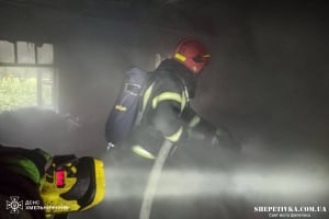 На Шепетівщині через необережність під час куріння горів будинок