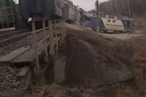 Через влучання БпЛА зійшов з рейок вантажний та пасажирський потяг: у Шепетівці організовано шатли