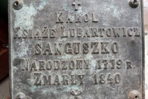 Мідна таблиця князя, макет та 430-річна цеглина: в музеї Ізяслава зберігають артефакти зі зруйнованого костелу