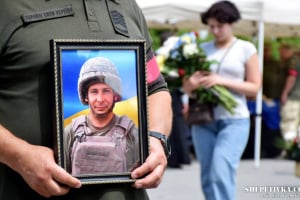 Його телефон з’явився у мережі, але там вже був окупант: у Шепетівці попрощалися з гранатометником Андрієм Зайцем