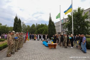 Не скорився ворогу і був розстріляний: у Нетішині попрощалися зі спецпризначенцем Сергієм Курганом