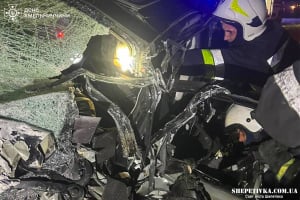 Смертельне зіткнення: рятувальники діставали з автотрощі тіла водіїв