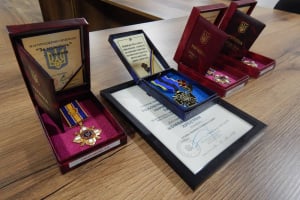 Напередодні Дня Героїв родинам загиблих Героїв Шепетівщини вручили нагороди