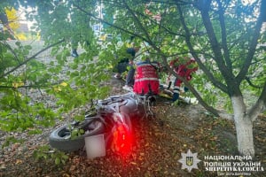 На Шепетівщині 17-річний мотоцикліст врізався в електроопору: його госпіталізовано