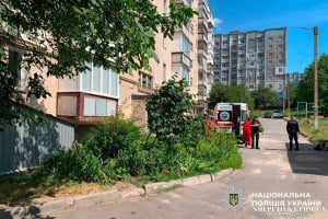 Трагедія у Хмельницькому: з 8-го поверху багатоповерхівки випав чоловік