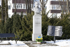 У Шепетівці в День Соборності України поклали квіти до пам’ятника Кобзарю