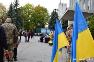 У Шепетівці після довгих місяців невідомості попрощалися зі старшим сержантом Денисом Довгалюком