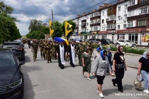 Люблячий батько та відважний воїн: у Шепетівці прощалися з азовцем Сергієм Безкоровайним